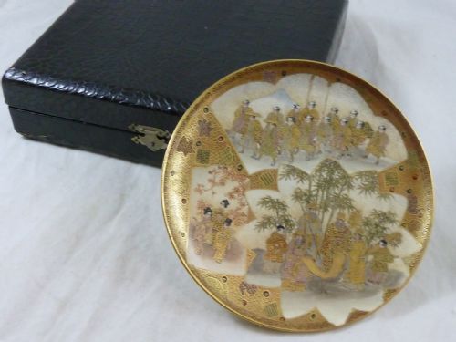 JAPANESE SATSUMA MEIJI PERIOD POTTERY PLATE MARKED SIGNED BOXED PROCESSION GEISHA - ADDITIONAL PHOTO 4