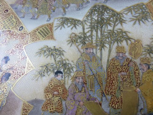 JAPANESE SATSUMA MEIJI PERIOD POTTERY PLATE MARKED SIGNED BOXED PROCESSION GEISHA - ADDITIONAL PHOTO 8