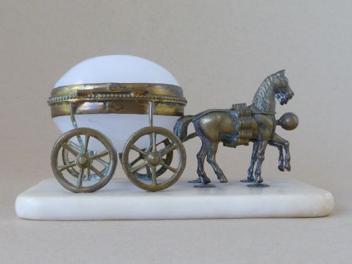 MINIATURE COACH HORSES GILT BRASS OPALINE EGG TRINKET BOX PALAIS ROYAL FRENCH NOVELTY CART CARRIAGE - ADDITIONAL PHOTO 5