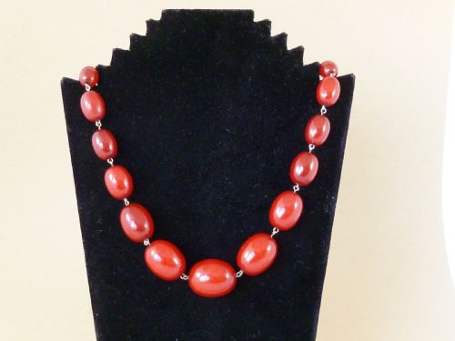 66G BAKELITE FAUX CHERRY RED AMBER CLOUDY BEAD NECKLACE