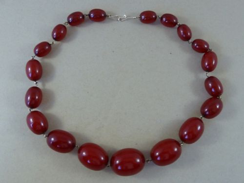 66G BAKELITE FAUX CHERRY RED AMBER CLOUDY BEAD NECKLACE - ADDITIONAL PHOTO 1