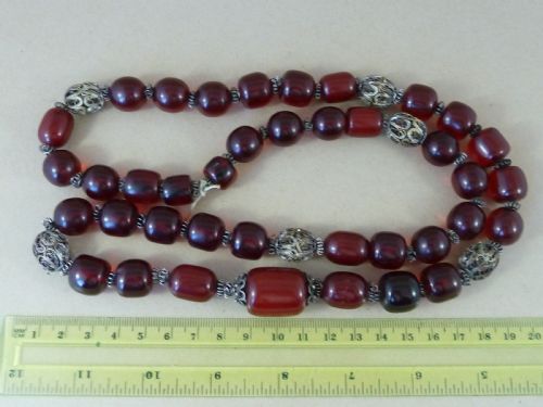 124 GRAMS BAKELITE FAUX CHERRY RED AMBER CLOUDY BEAD FILIGREE NECKLACE - ADDITIONAL PHOTO 2