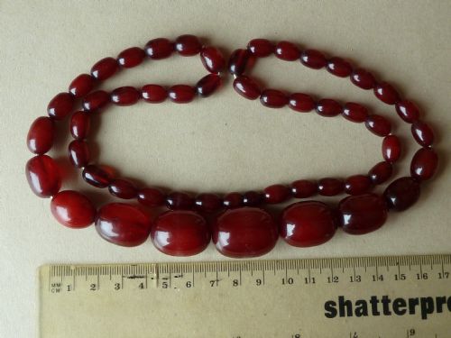 72 GRAMS BAKELITE FAUX CHERRY RED AMBER BEAD NECKLACE - ADDITIONAL PHOTO 1