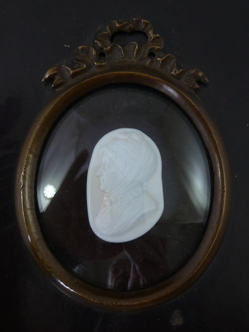 GEORGIAN PORTRAIT MINIATURE JAMES TASSIE TYPE CAMEO PRESSED WHITE GLASS PASTE FRAMED ANTIQUE - ADDITIONAL PHOTO 1