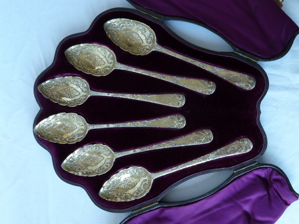 Royalty H.R.H. Queen Victoria Engraved Christmas Gift Sterling Silver Boxed Spoons View IV