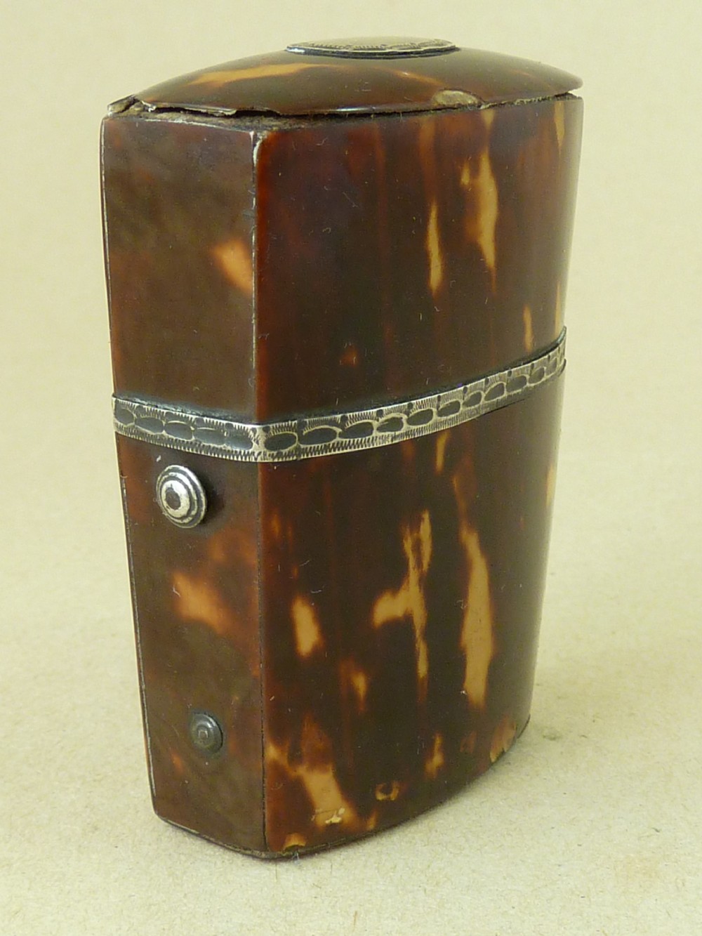 An opened Georgian tortoiseshell etui case lined with red velvet, containing a small clear glass perfume bottle with a faceted stopper. View IV