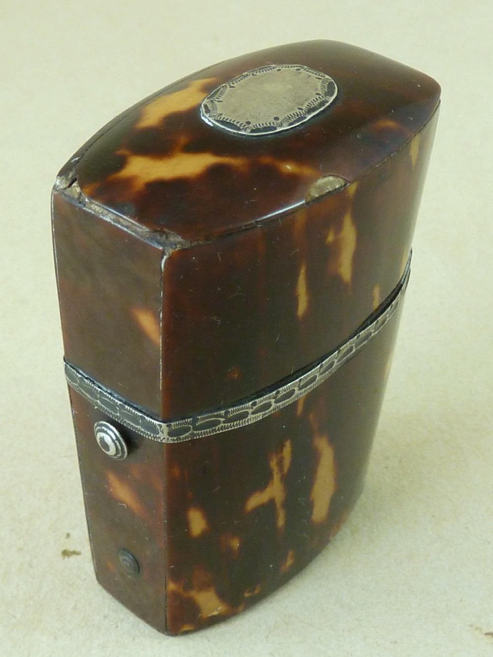An opened Georgian tortoiseshell etui case lined with red velvet, containing a small clear glass perfume bottle with a faceted stopper. View VII
