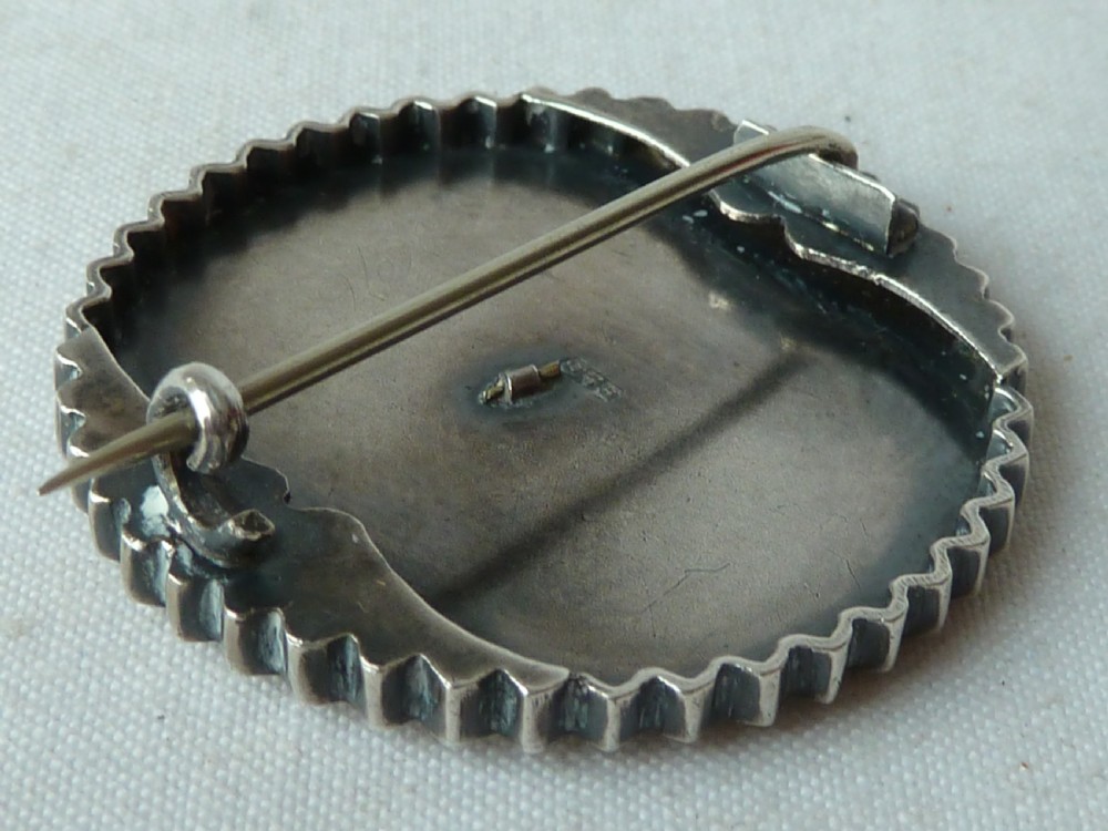 Wheel Brooch Pin Nesting Bird Victorian Enamel Silver Gold Aesthetic View IV