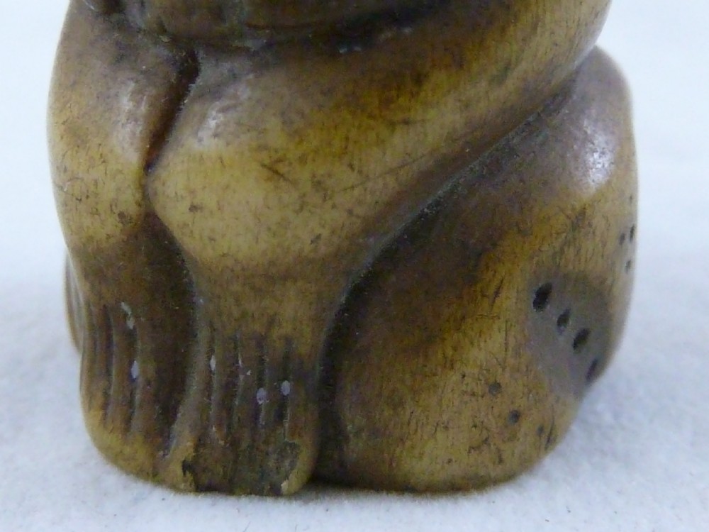 Japanese Carved Horn Netsuke Monkey Peach of Longevity Edo Period View VII