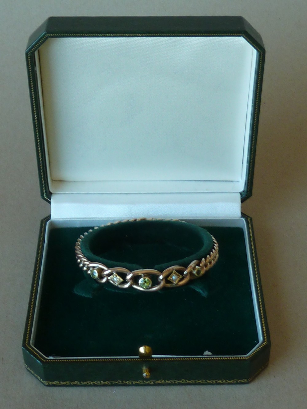 14 Carat Gold Peridot Pearl Curb Link Chain Bracelet 9g View II