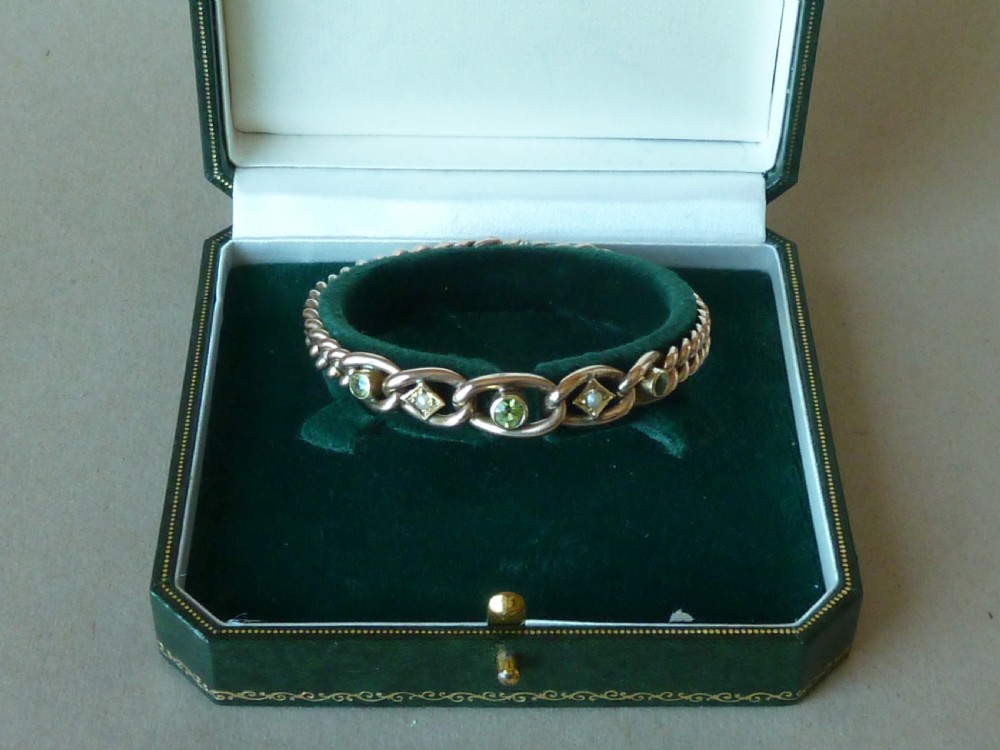 14 Carat Gold Peridot Pearl Curb Link Chain Bracelet 9g View III