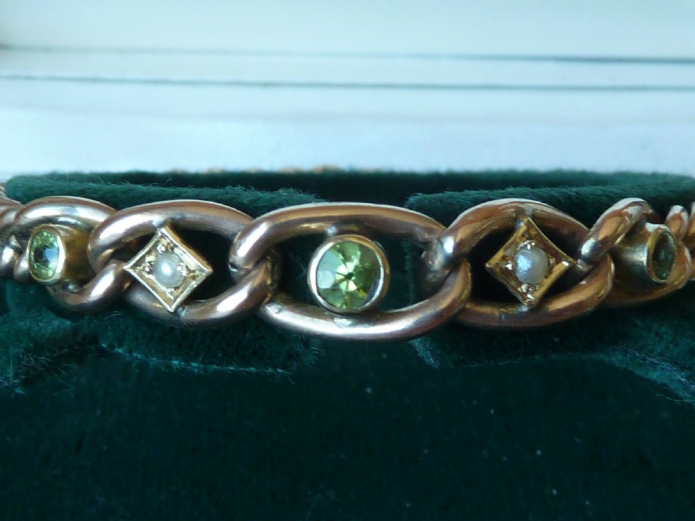 14 Carat Gold Peridot Pearl Curb Link Chain Bracelet 9g View VI