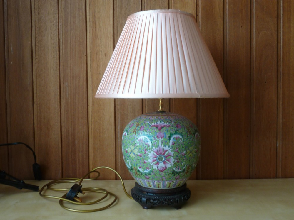 Decorative Chinese Export Porcelain Ovoid Lidded Jar Vase Table Lamp