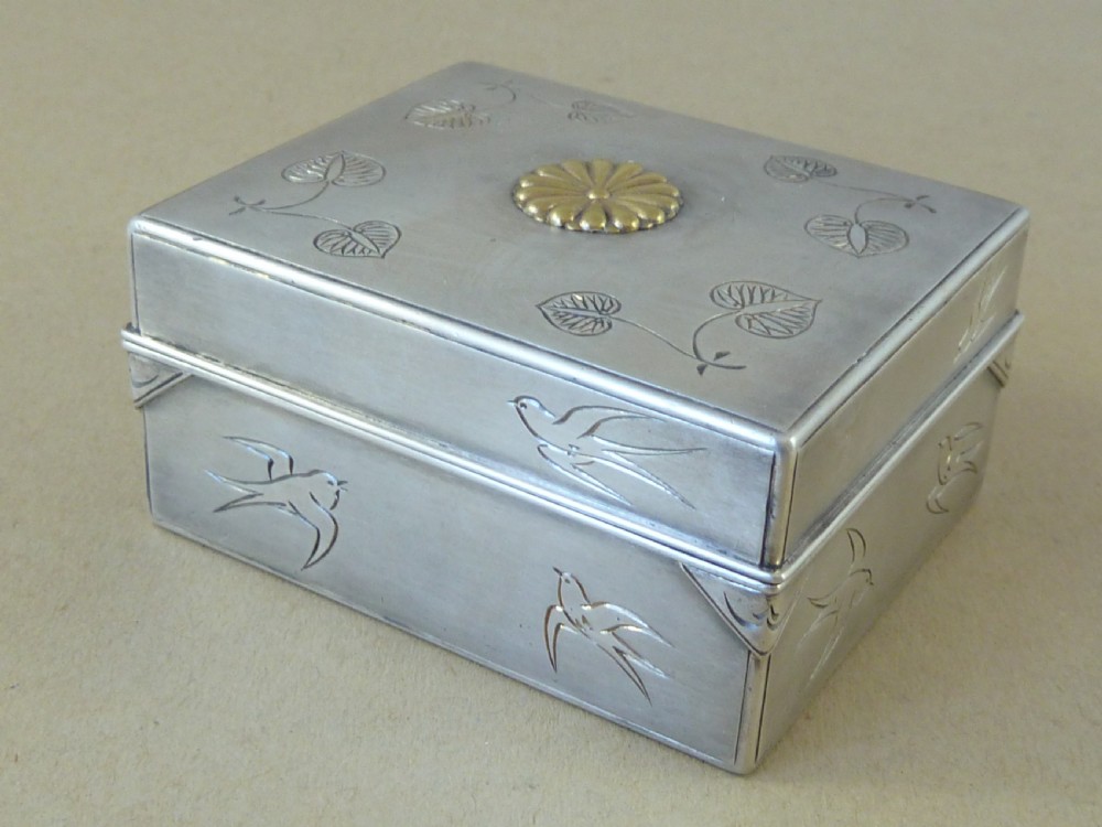 Japanese Imperial Silver Lidded Box Engraved Gold Chrysanthemum Mon Meiji Period Bonbonniere  View II