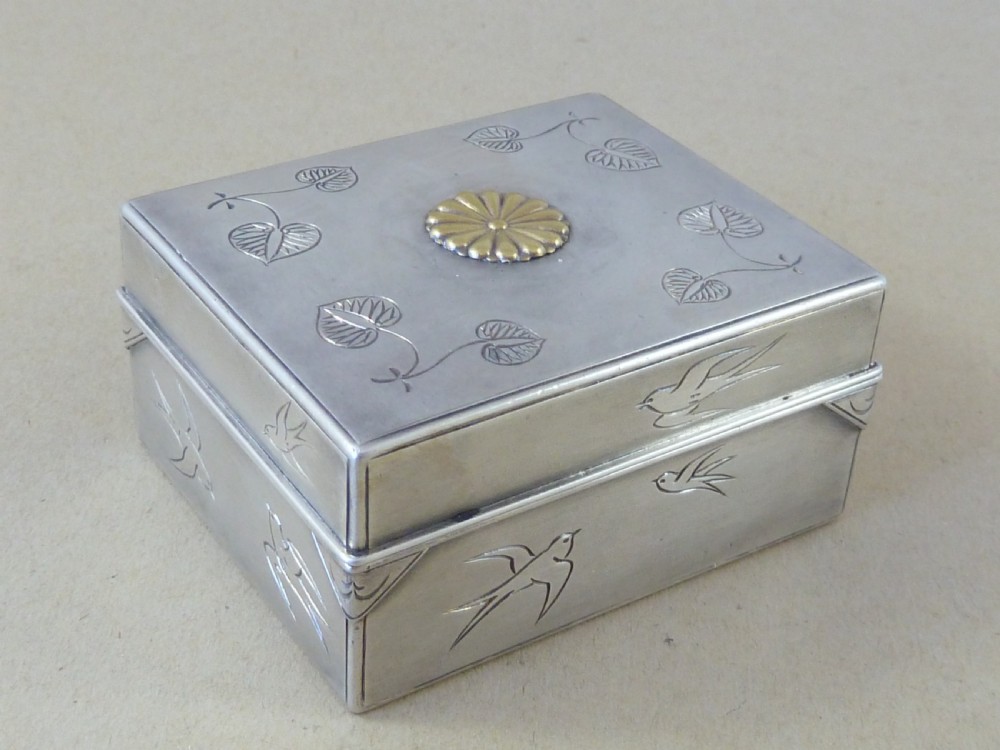 Japanese Imperial Silver Lidded Box Engraved Gold Chrysanthemum Mon Meiji Period Bonbonniere  View III