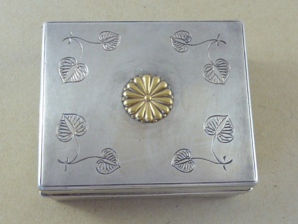 Japanese Imperial Silver Lidded Box Engraved Gold Chrysanthemum Mon Meiji Period Bonbonniere  View V
