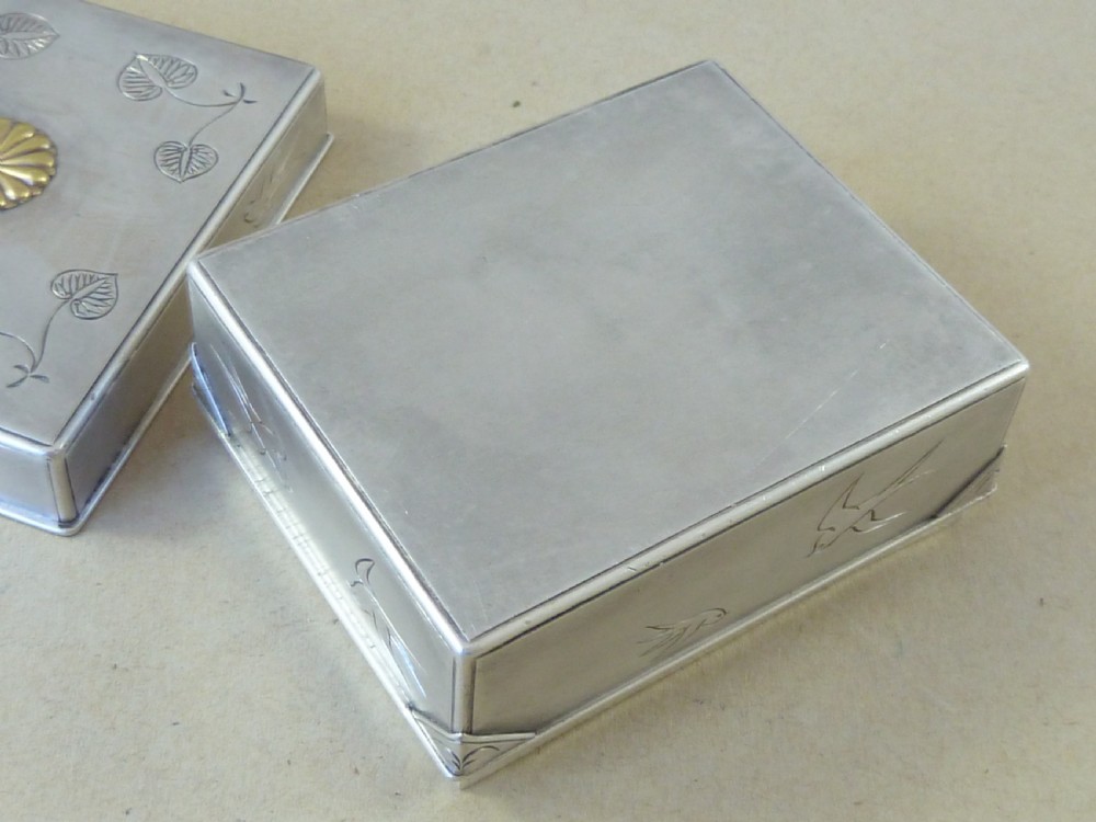 Japanese Imperial Silver Lidded Box Engraved Gold Chrysanthemum Mon Meiji Period Bonbonniere  View VI