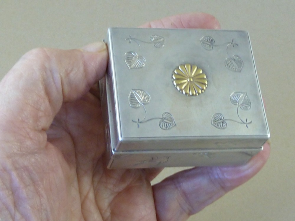 Japanese Imperial Silver Lidded Box Engraved Gold Chrysanthemum Mon Meiji Period Bonbonniere  View VII