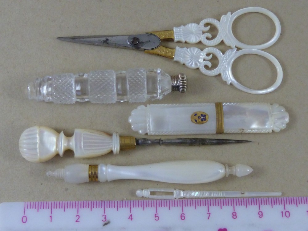 Palais Royal MOP Shell Scissors Needle Sewing Musical Box French Etui Mother of Pearl Antique View IX