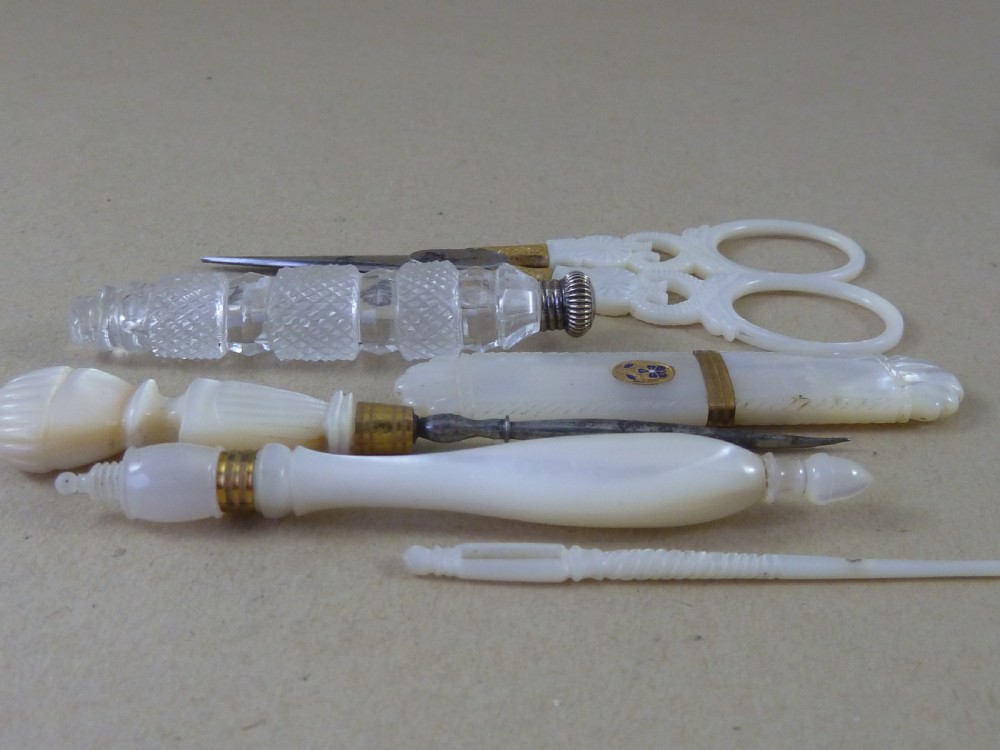Palais Royal MOP Shell Scissors Needle Sewing Musical Box French Etui Mother of Pearl Antique View X
