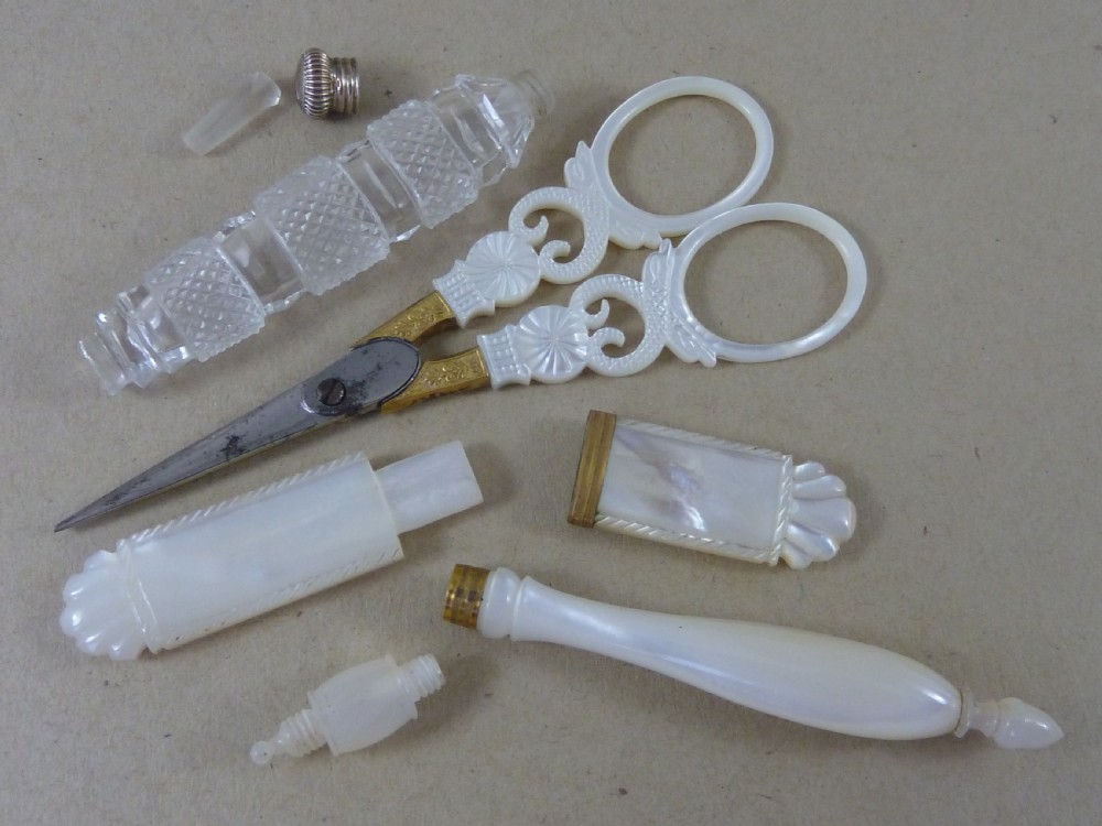 Palais Royal MOP Shell Scissors Needle Sewing Musical Box French Etui Mother of Pearl Antique View XI