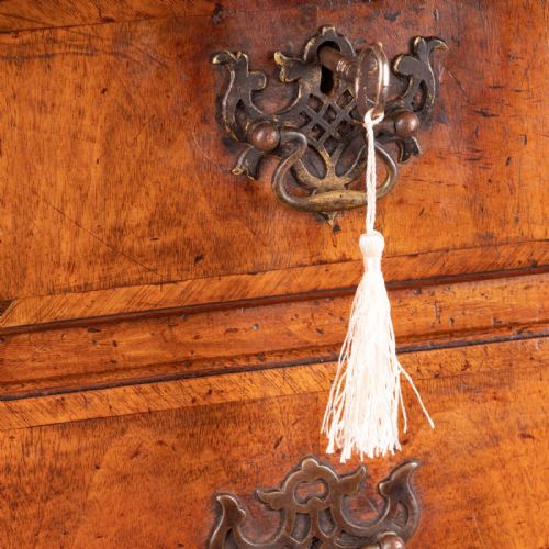 18THC WALNUT CHEST OF DRAWERS - ADDITIONAL PHOTO 17