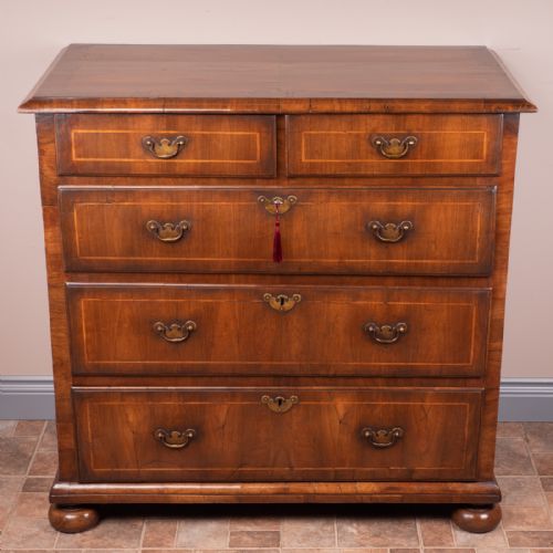 early 18thc walnut chest of drawers - CATEGORY: ANTIQUE CHEST OF DRAWERS - DATED 18TH CENTURY