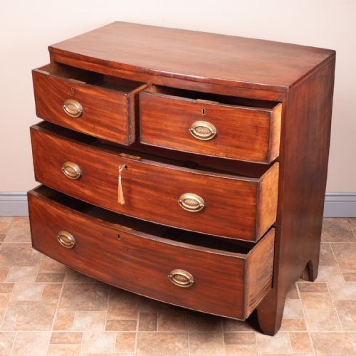 SMALL MAHOGANY 19THC BOW FRONTED CHEST OF DRAWERS - ADDITIONAL PHOTO 3