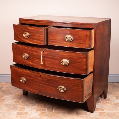 SMALL MAHOGANY 19THC BOW FRONTED CHEST OF DRAWERS - ADDITIONAL PHOTO 4