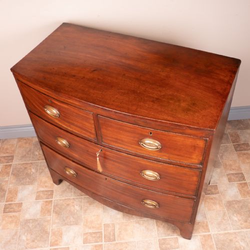 SMALL MAHOGANY 19THC BOW FRONTED CHEST OF DRAWERS - ADDITIONAL PHOTO 5
