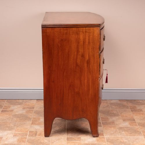 COMPACT 19THC BOW FRONTED MAHOGANY CHEST OF DRAWERS - ADDITIONAL PHOTO 5