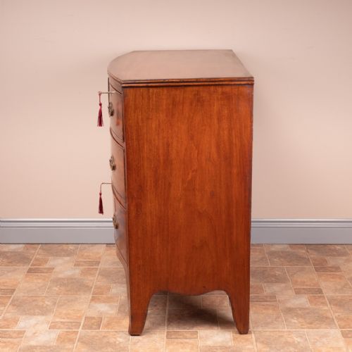 COMPACT 19THC BOW FRONTED MAHOGANY CHEST OF DRAWERS - ADDITIONAL PHOTO 6