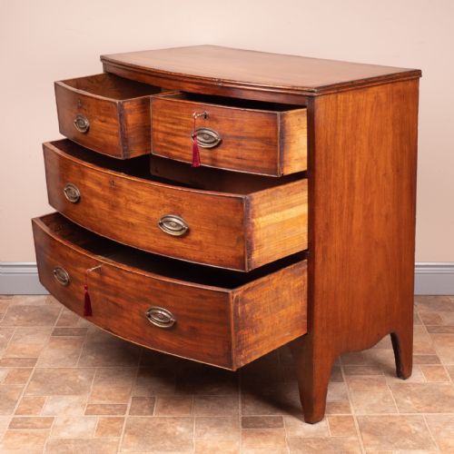 COMPACT 19THC BOW FRONTED MAHOGANY CHEST OF DRAWERS - ADDITIONAL PHOTO 10