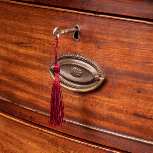 COMPACT 19THC BOW FRONTED MAHOGANY CHEST OF DRAWERS - ADDITIONAL PHOTO 12