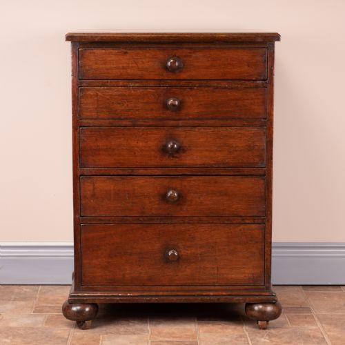 19THC SMALL MAHOGANY CHEST OF DRAWERS WITH EXTENDING TOP - ADDITIONAL PHOTO 5
