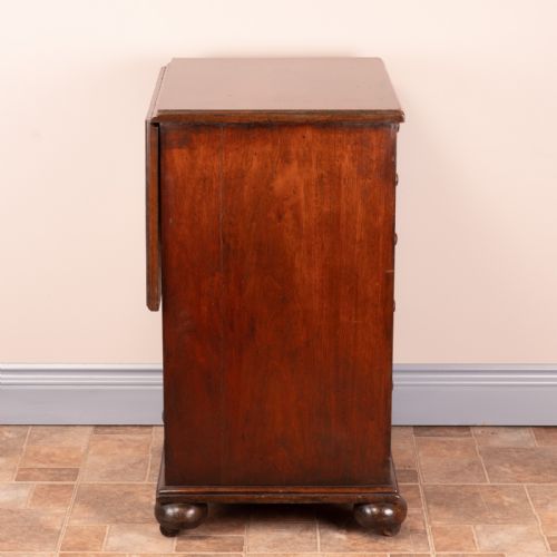 19THC SMALL MAHOGANY CHEST OF DRAWERS WITH EXTENDING TOP - ADDITIONAL PHOTO 6