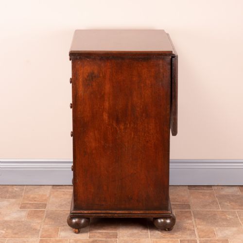 19THC SMALL MAHOGANY CHEST OF DRAWERS WITH EXTENDING TOP - ADDITIONAL PHOTO 10