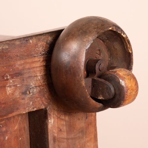 19THC SMALL MAHOGANY CHEST OF DRAWERS WITH EXTENDING TOP - ADDITIONAL PHOTO 24