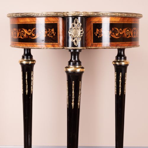 FINE QUALITY FRENCH MARQUETRY ORMOLU MOUNTED OCCASIONAL TABLE - ADDITIONAL PHOTO 8
