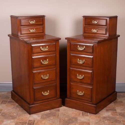 GOOD QUALITY PAIR OF EDWARDIAN WALNUT BEDSIDE CHESTS - ADDITIONAL PHOTO 1