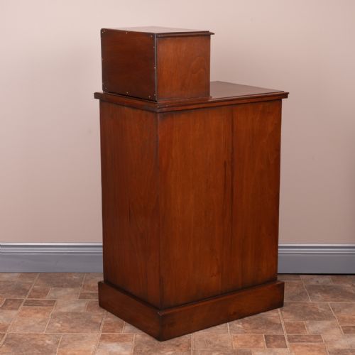 GOOD QUALITY PAIR OF EDWARDIAN WALNUT BEDSIDE CHESTS - ADDITIONAL PHOTO 9