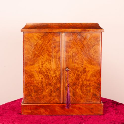 good quality walnut table top collector's cabinet - CATEGORY: ANTIQUE BOXES - DATED VICTORIAN