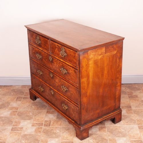 EARLY GEORGIAN WALNUT CHEST OF DRAWERS - ADDITIONAL PHOTO 5