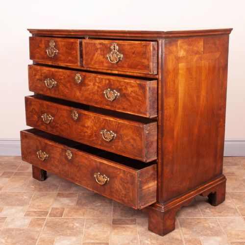 EARLY GEORGIAN WALNUT CHEST OF DRAWERS - ADDITIONAL PHOTO 7