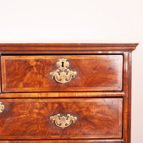 EARLY GEORGIAN WALNUT CHEST OF DRAWERS - ADDITIONAL PHOTO 9
