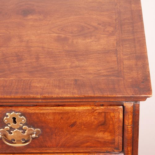 EARLY GEORGIAN WALNUT CHEST OF DRAWERS - ADDITIONAL PHOTO 10