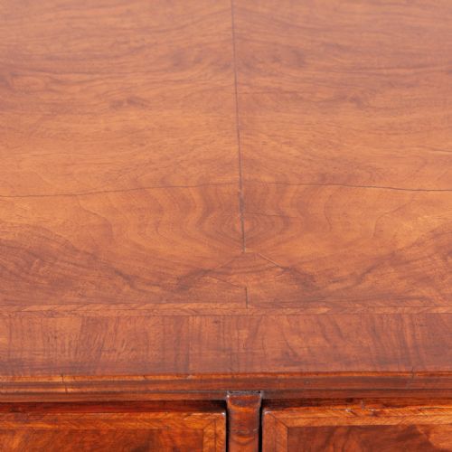 EARLY GEORGIAN WALNUT CHEST OF DRAWERS - ADDITIONAL PHOTO 11