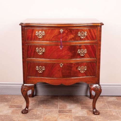 compact mahogany serpentine chest of drawers - CATEGORY: ANTIQUE CHEST OF DRAWERS - DATED 1930