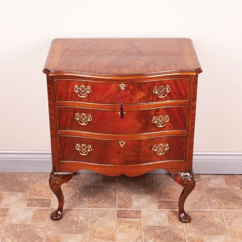 COMPACT MAHOGANY SERPENTINE CHEST OF DRAWERS - ADDITIONAL PHOTO 1