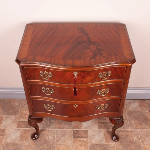 COMPACT MAHOGANY SERPENTINE CHEST OF DRAWERS - ADDITIONAL PHOTO 2